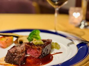 「国産牛フィレ肉のグリル 安曇野わさびと赤ワインソース」。秘伝の赤ワインソースと、安曇野山葵の2種で味わえる。コース全体の量も絶妙！