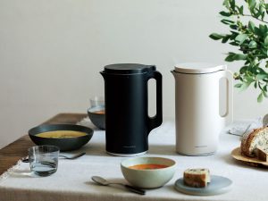 色はホワイトとブラックの2色。シンプルで機能的なデザインなのでそのまま食卓に置いても様になります　［食楽web］