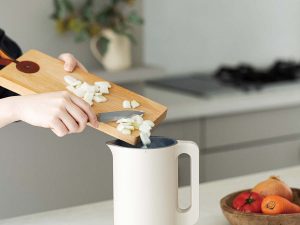 食材をポットに入れて、ボタンを押すだけ