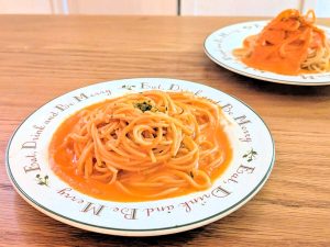 トマトの酸味がマイルドで、ニンニクとバターの風味が食欲をそそります