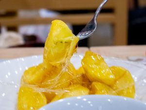 「ジャガイモの飴がけ」1180円［食楽web］