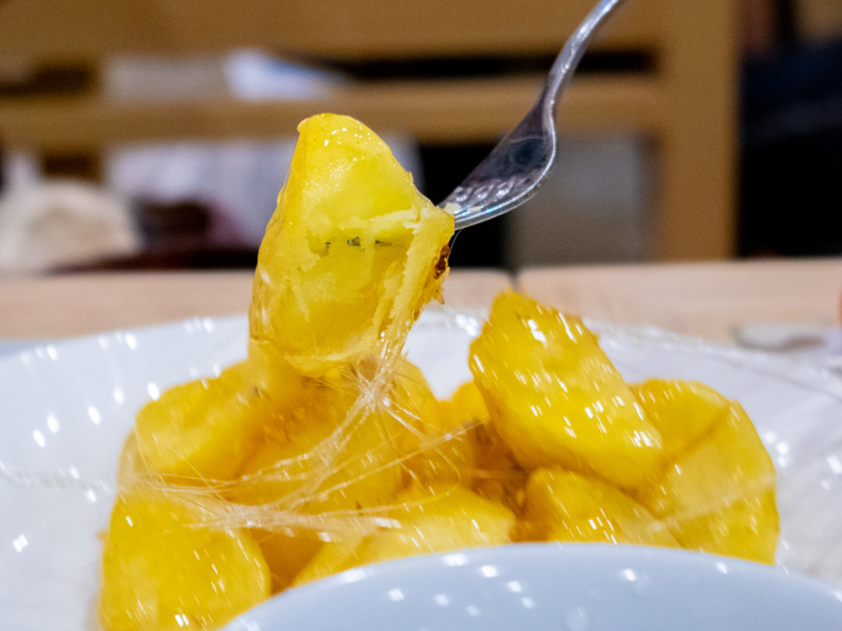 「ジャガイモの飴がけ」1180円［食楽web］