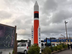 西之表港にあるロケット型のモニュメント。方言の「おじゃり申せ」（よくいらっしゃいました）が心に沁みます