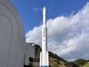 広大な敷地の奥まで行くと、実物大らしいロケットのモニュメントが現れます。当たり前ですが、港で見たモニュメントとは迫力が違います