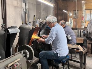 2人の職人さんが、互いの仕事を確認しながら作業していました。丁寧な仕事に感心しっぱなし