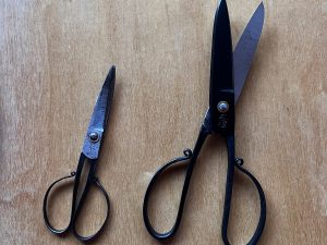 右が今回譲り受けた田畑刃物製作所の鋏、左が20年ほど前に手に入れたもの