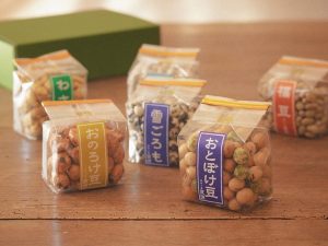 今回選んだのは、おとぼけ豆 378円、おのろけ豆378円、福豆432円、雪ごろも432円、わさび432円、塩豆432円の6個セット（箱は別売）。マカダミアナッツやココア豆など洋風のものも揃う