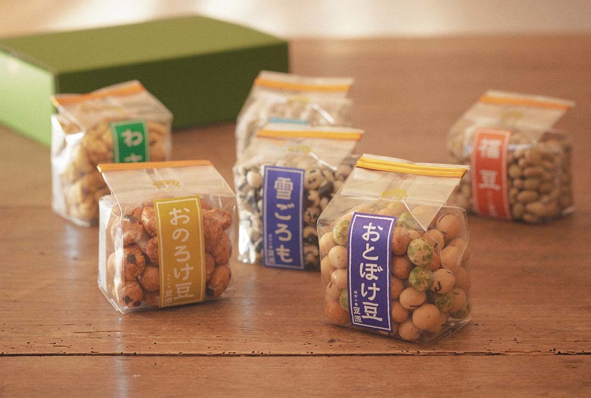 今回選んだのは、おとぼけ豆 378円、おのろけ豆378円、福豆432円、雪ごろも432円、わさび432円、塩豆432円の6個セット(箱は別売)。マカダミアナッツやココア豆など洋風のものも揃う