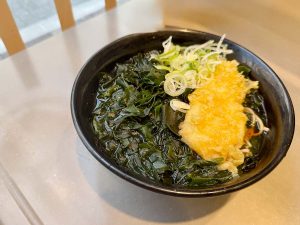 わかめには意識して摂りたいマグネシウムが豊富。鶏天をトッピングした例