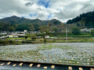 山間ののどかな田園地帯に暖簾をかかげるお好み焼き店『星の郷 あまんど』。好天時の夜には美しい星空が望める