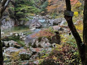 まるで兜のような形状をした「兜石」。その先も洞門となっている庄兵衛岩や夫婦淵など見どころが数多い