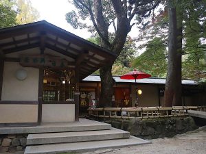 春日大社参道にマッチしている春日荷茶屋