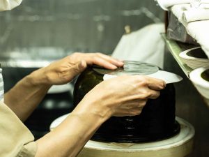 IHのシートを張り付ける作業