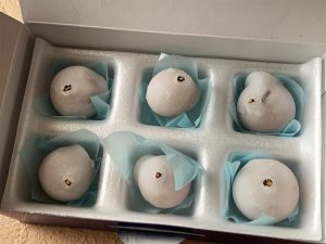 「銘菓 月の雫」。ぶどうは勝沼産の甲州ぶどうを使用［食楽web］