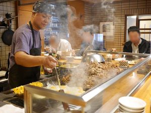 【2024年版】吉本芸人も美食家も通う、個性もおいしさも満点の「大阪B級グルメ」7選
