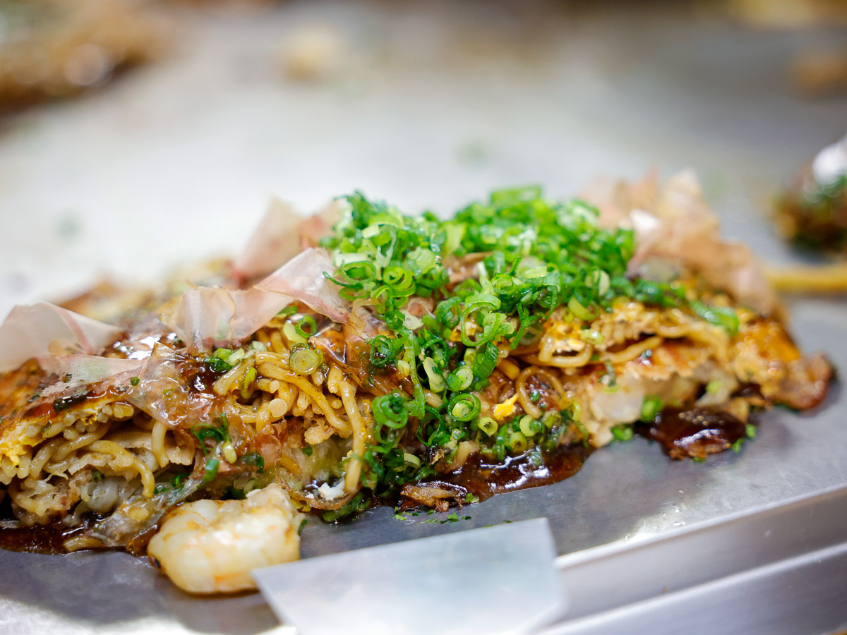 鉄板の上でヘラを使って直接食べるスタイル