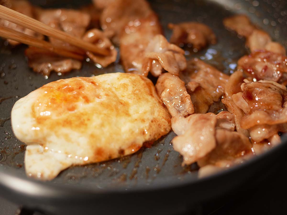 豚肉をカリカリに焼くとお好み焼き感アップ！ ［食楽web］