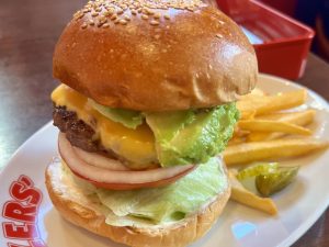 人形町『ブラザーズ』の「アボカドチーズバーガー」が絶品！元祖グルメバーガーにかぶりつき