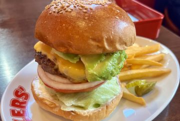 人形町『ブラザーズ』の「アボカドチーズバーガー」が絶品！元祖グルメバーガーにかぶりつき