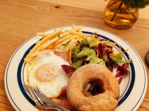 「プリティーグッドモーニングセット」朝から揚げたてのドーナツで腹ごしらえ おいしいが詰まった一皿