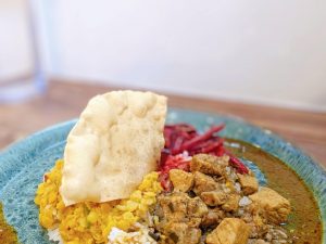 心と体が満たされるスリランカカレー スパイスの繊細な味わいに無我夢中！大きなワンプレートをペロリ