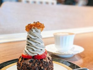 季節のシュークリームとコーヒー スマホよりも小説がよく似合う大人喫茶 クラシックとモダンが混じったおしゃれな空間