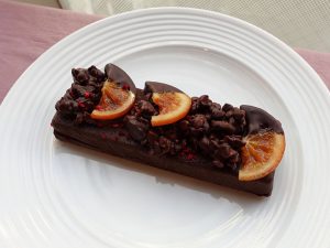 「成城石井自家製 カカオ 70％クーベルチュールのチョコチーズテリーヌ オランジェット添え」2149 円（税込）
