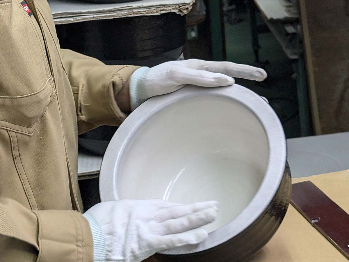 焼成後、釉薬を塗った後、幾度の検品を経てようやく出荷されます