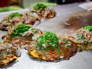 本場広島の味が存分に満喫できる「お好み焼き そばorうどん入り」700円