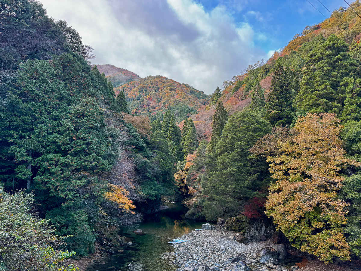 全長16kmの三段峡。遊歩道は誠意日されているが、途中通行止めなどの可能性もあるので事前の確認は必須