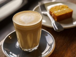 写真映えも味わいも完璧！北浜で見つけたリバーサイドカフェでモーニング