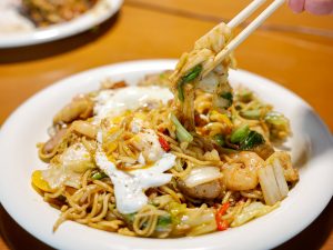 目玉焼きを割るとさらにまろやかになって旨い漬物やきそば［食楽web］