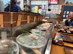 カウンター前に今日の食材が並ぶ