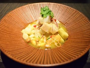 「鮮魚のセビーチェ」　この日は真鯛、シルクスイート、ペルー産トウモロコシ「チョクロ」、乾燥トウモロコシ「カンチータ」、川崎産「香辛子」、ペルー産の唐辛子