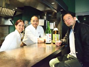 左から奥様の留美さん、シェフのハルオさん、佐藤さん