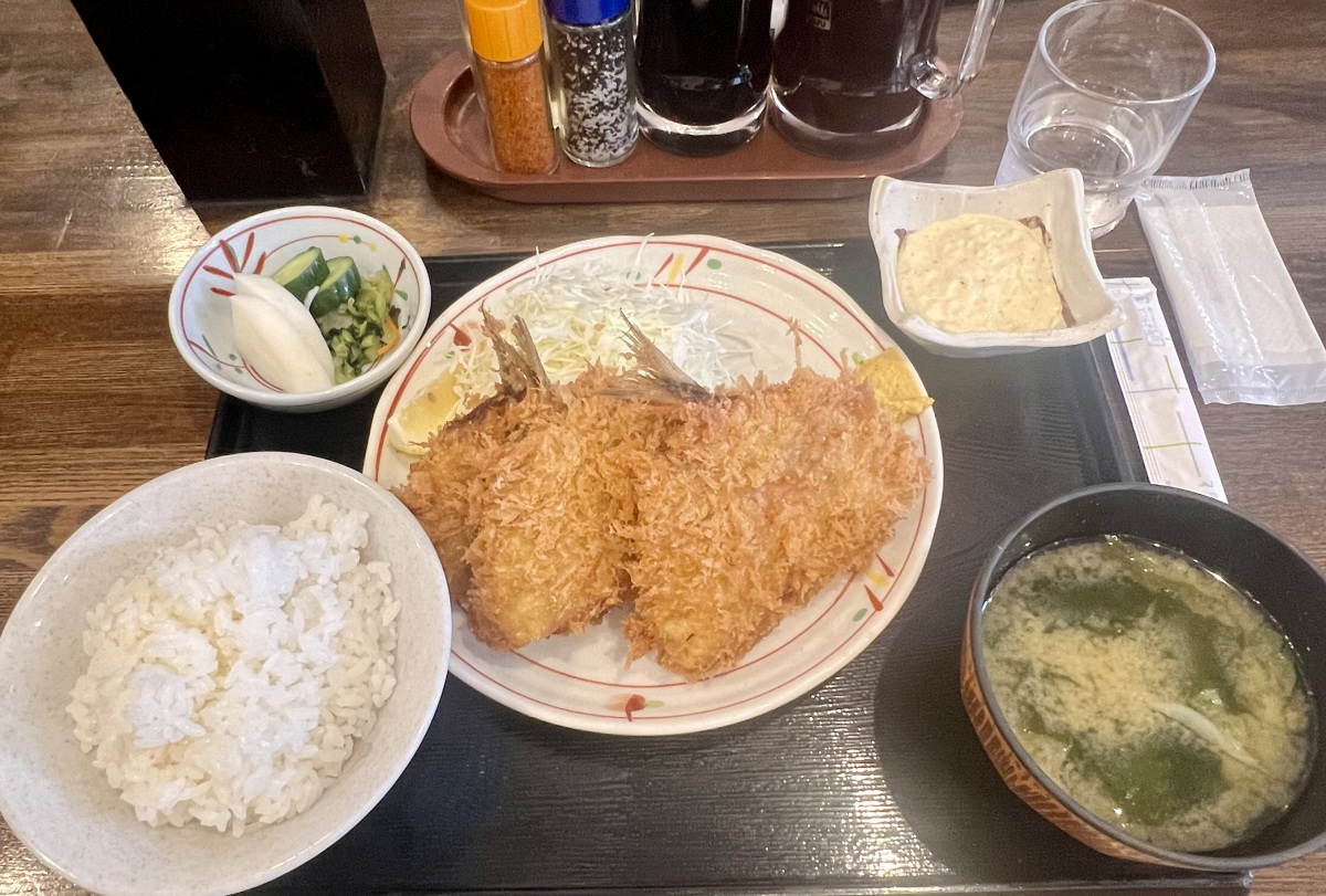 巣鴨で行列!ザクザク食感がやみつきになる『あじフライ定食』
