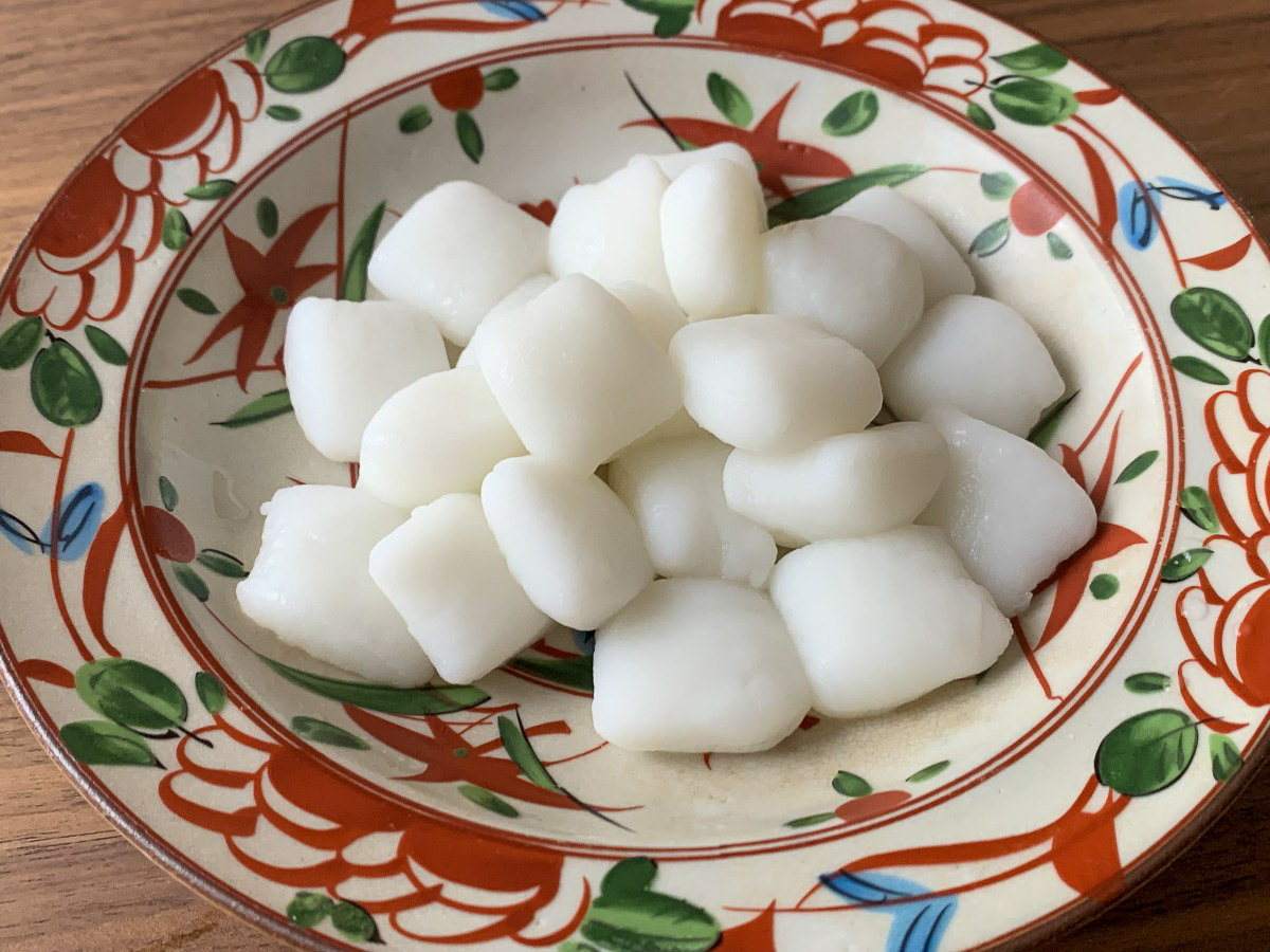 食べ方はまずお水で打ち粉を落とす