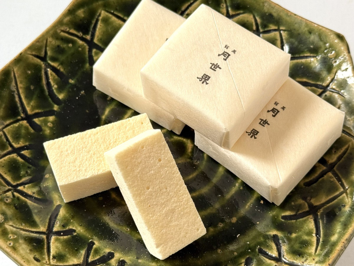 緑入りの皿の上に並べた白い和菓子