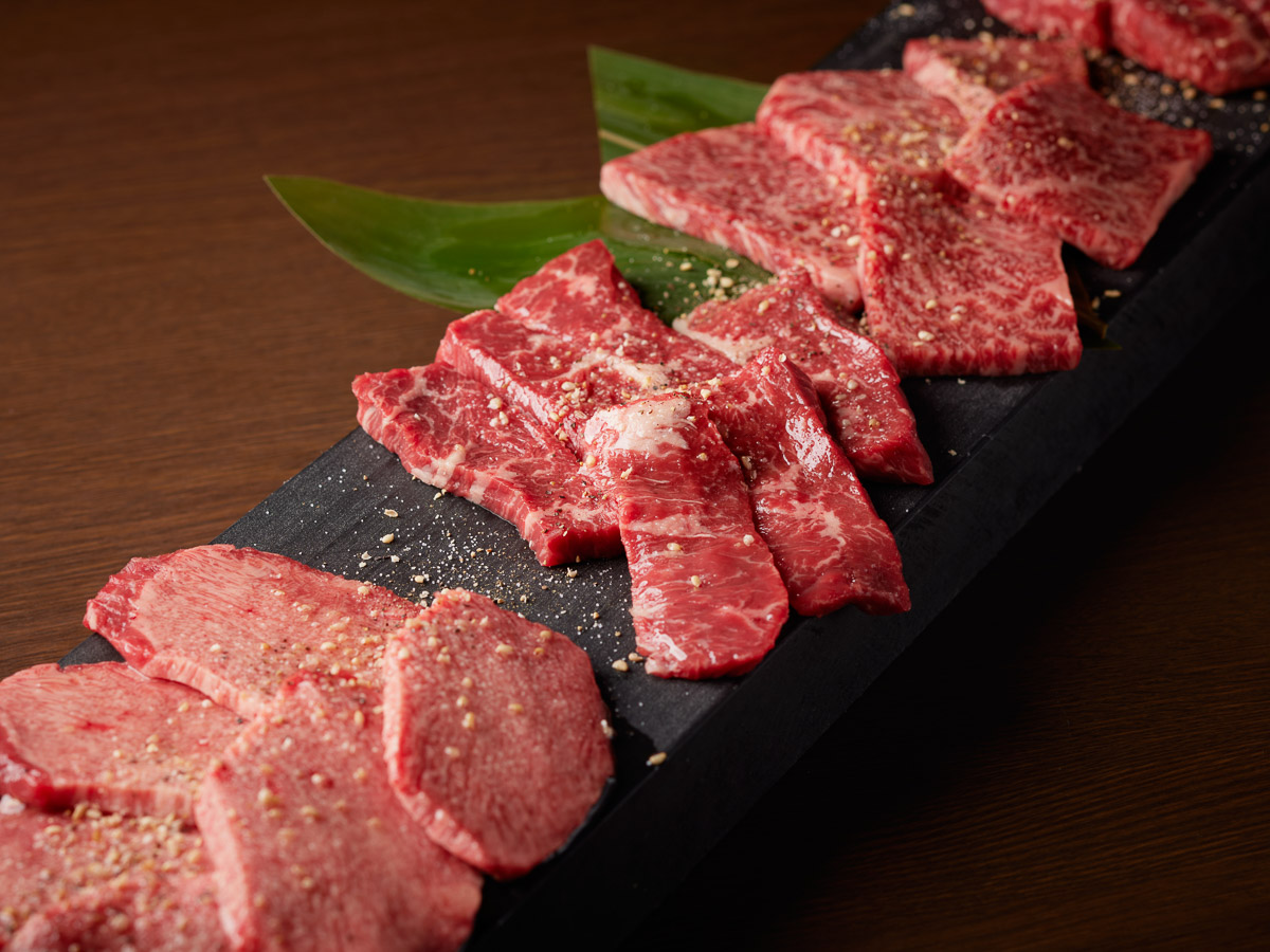 「楽盛」(6160円)は、タン塩、カルビ、ハラミ、ガリバタレッドステーキの盛り合わせ
