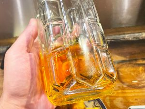 『いせや』のカウンターに常備されている「オレンジっぽい液体」［食楽web］