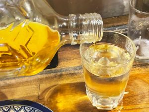 吉祥寺を代表する焼鳥店『いせや総本店』へ。焼酎に入れると10倍ウマくなる液体の秘密とは【中央線1人飲み】