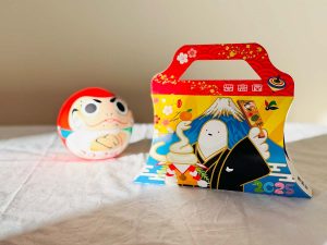 裏面はヘビが主役！「鳩サブレー巳年バージョン ４枚入・箱」615円　［食楽web］