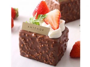 「あまおう苺とショコラのガトー／紅ほっぺ苺とショコラのガトー」756円　※販売期間：1月11日（土）～3月4日（火）
