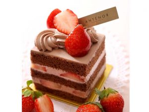 「あまおう苺のショコラショートケーキ／紅ほっぺ苺のショコラショートケーキ」735円　※販売期間：2月1日（土）～2月14日（金） ［食楽web］