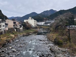 郡上八幡の街のど真ん中を流れる長良川