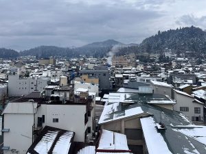 ホテルから眺める飛騨高山の市街、今にも雪が降ってきそう