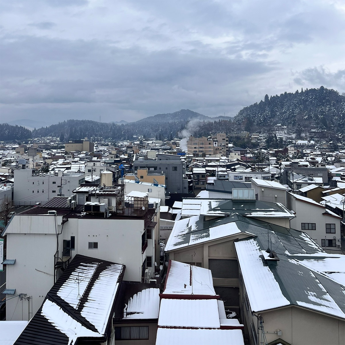 ホテルから眺める飛騨高山の市街、今にも雪が降ってきそう