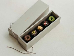 「新横浜カヌレBOX」2120円（5個入り）、5種類が2個ずつ入った10個入りは3890円　※新横浜店では写真とは別の新たなパッケージになります