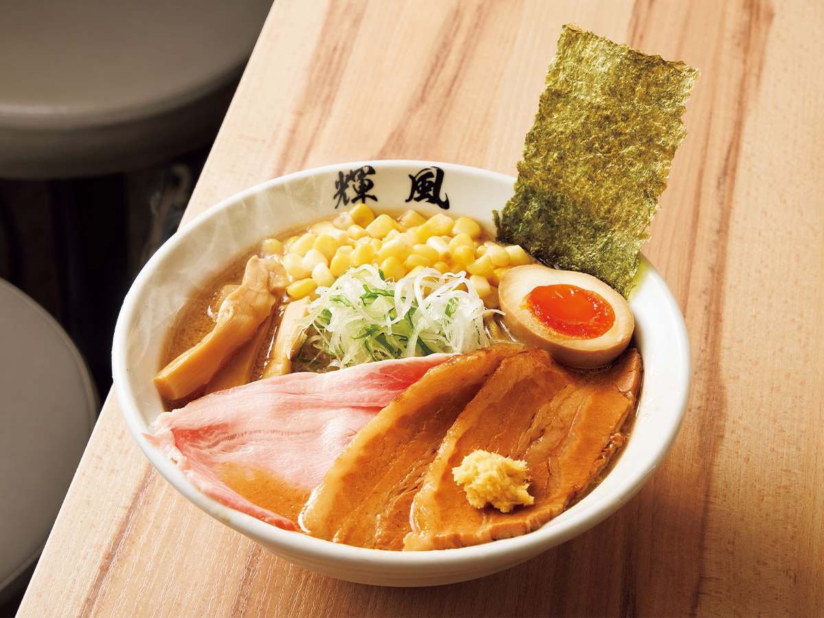 『札幌らーめん輝風』の「スペシャルトッピング元祖味噌らーめん」1430円(イートイン)