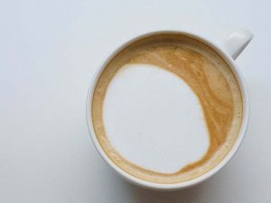 カップに入ったカフェラテ